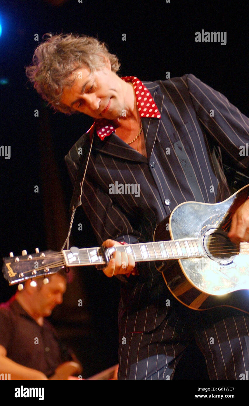 Bob Geldof performs live in New York City Stock Photo - Alamy