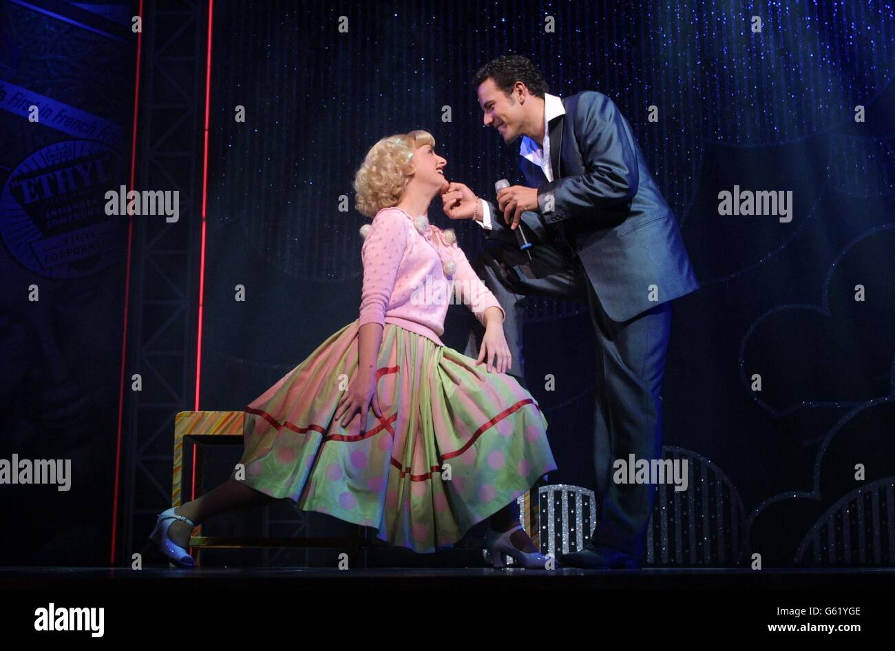 Caroline sheen as sandy steps singer lee latchford evans hi-res stock ...