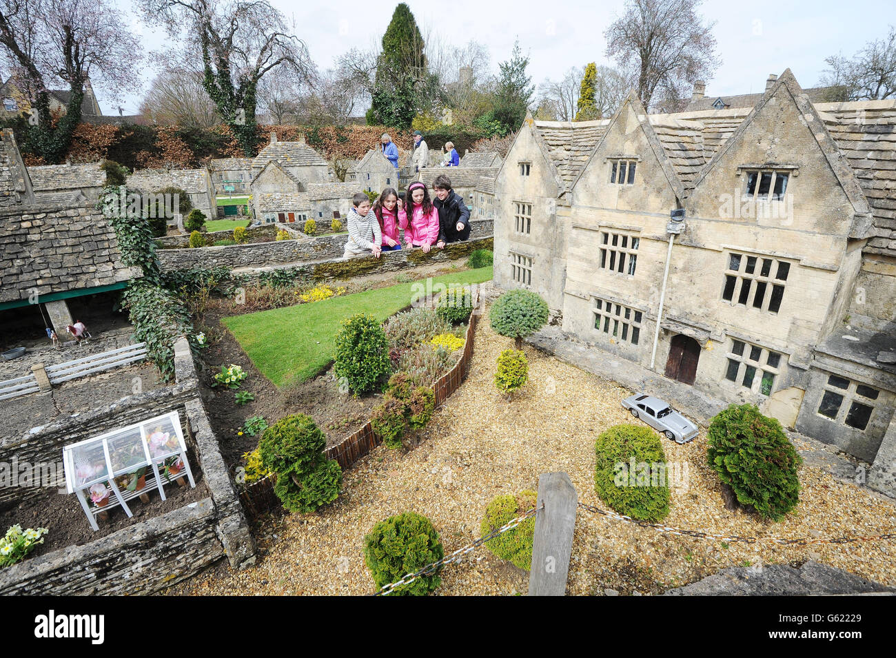 BourtonontheWater model village Stock Photo Alamy