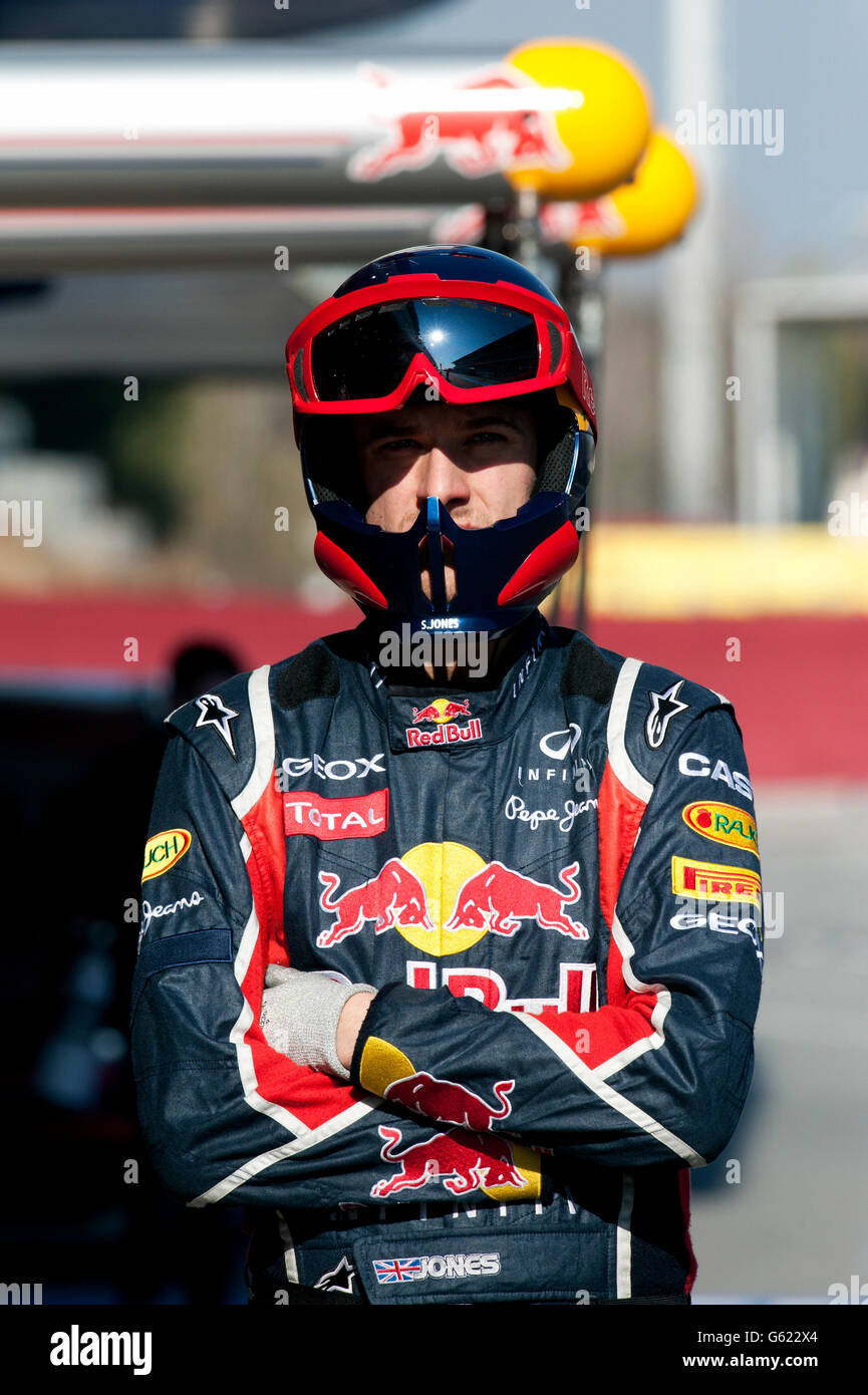 Red Bull mechanic during the Formula 1 testing sessions, 21.-24.2.2012, at the Circuit de Catalunya in Barcelona, Spain, Europe Stock Photo