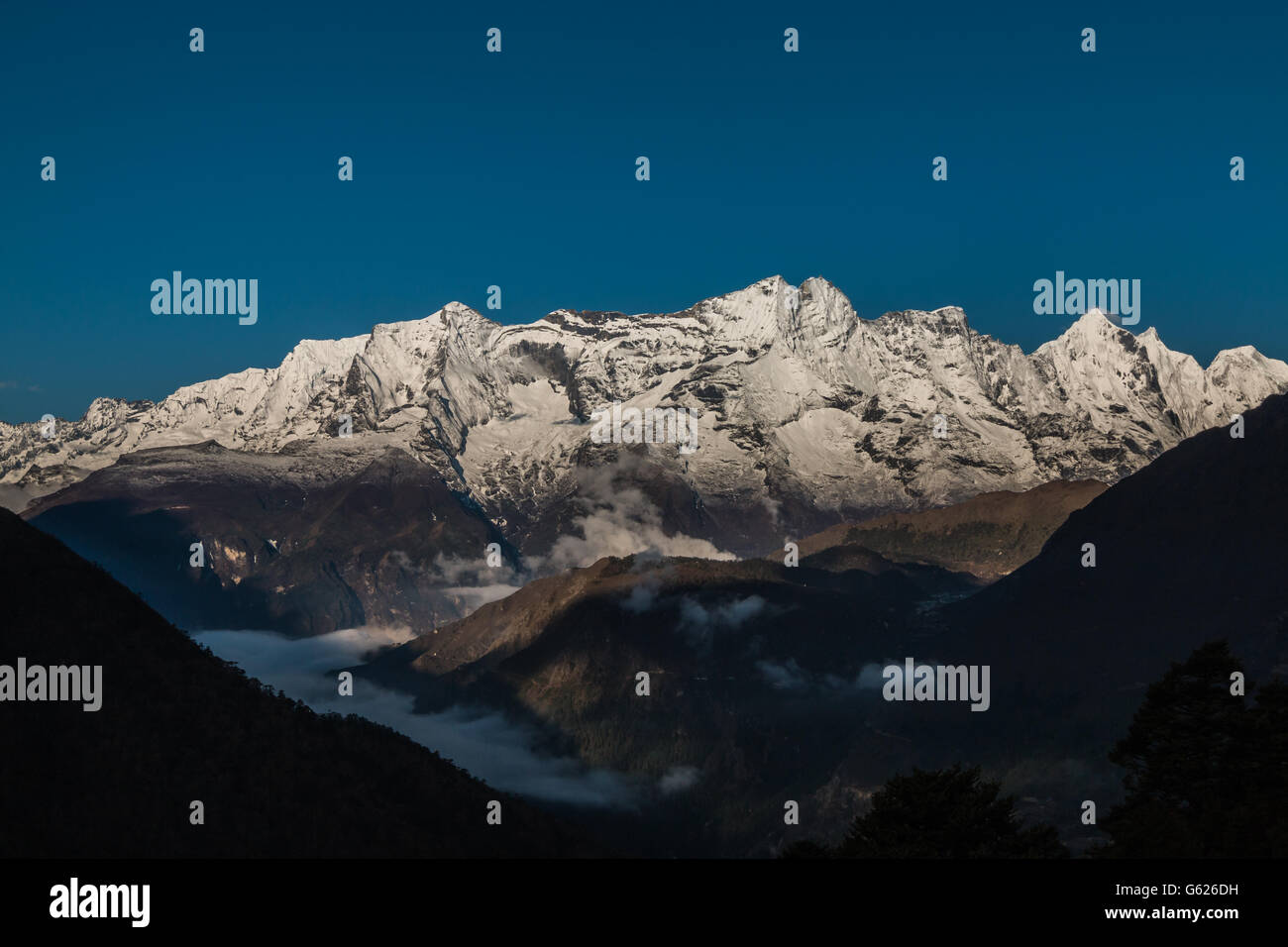 Traditional himalayan house hi-res stock photography and images - Alamy