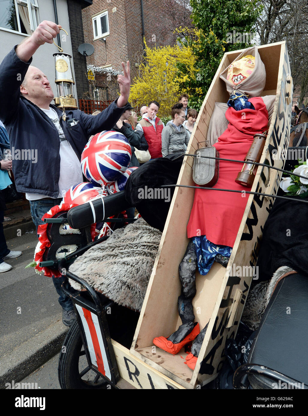 An emotional reaction from a protestor towards the effigy of Margaret Thatcher in Goldthorpe near Barnsley. Stock Photo