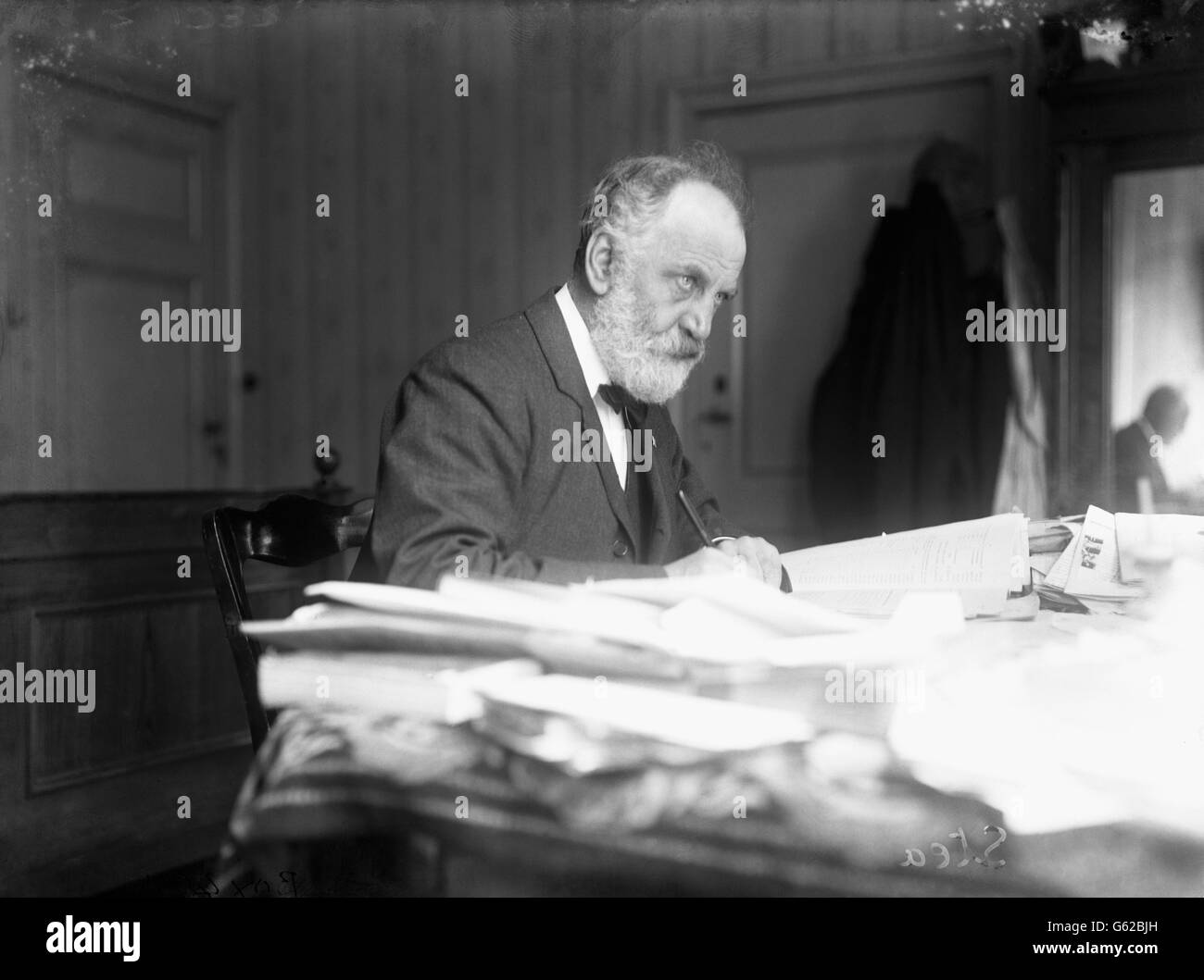 Writer WT (William Thomas) Stead at a Peace Conference at The Hague. WT Stead was an English journalist and editor. He died on the RMS Titanic when it sank in April 1912 Stock Photo