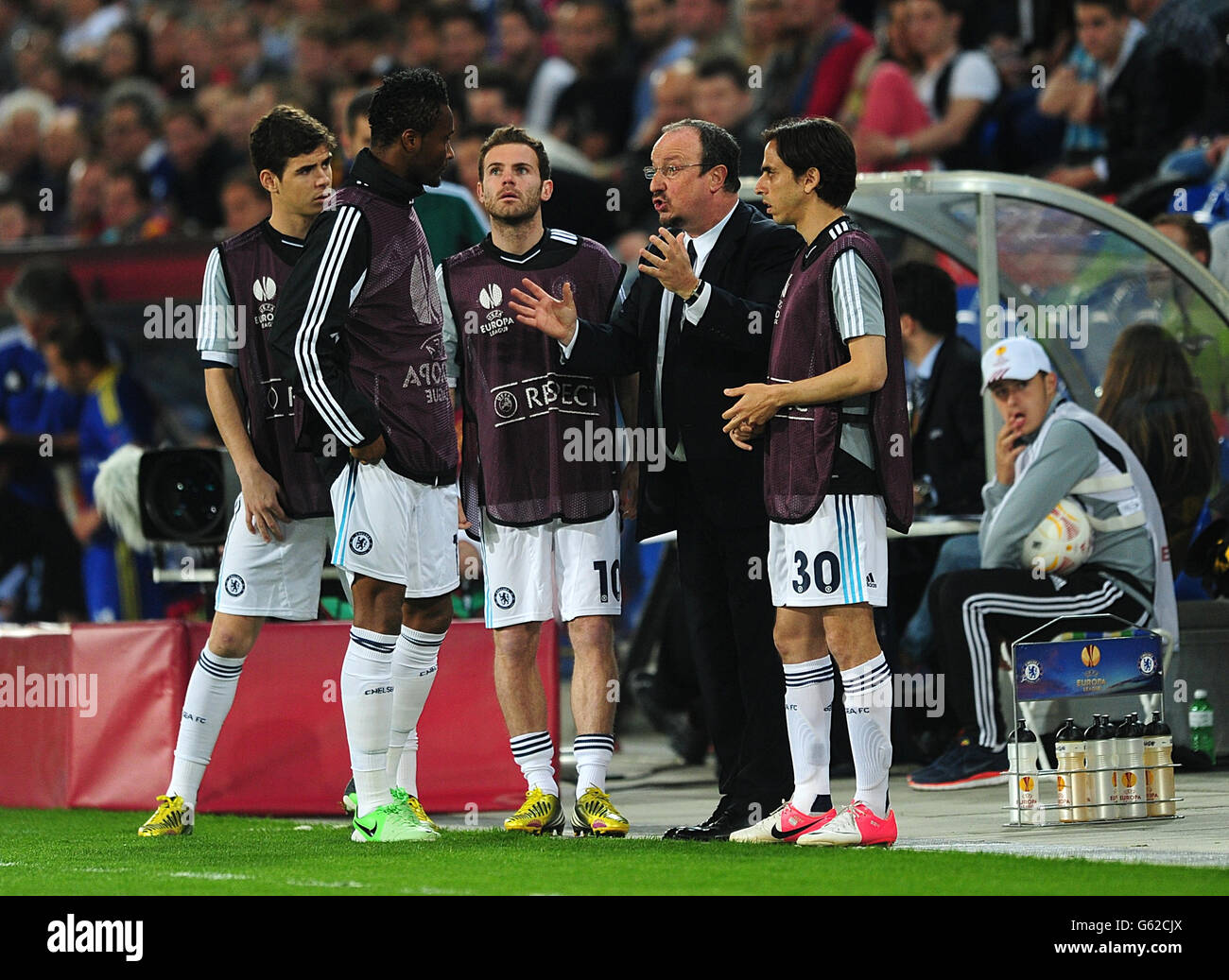 Chelsea's interim manager Rafael Benitez talks to his substitutes as they warm up Stock Photo