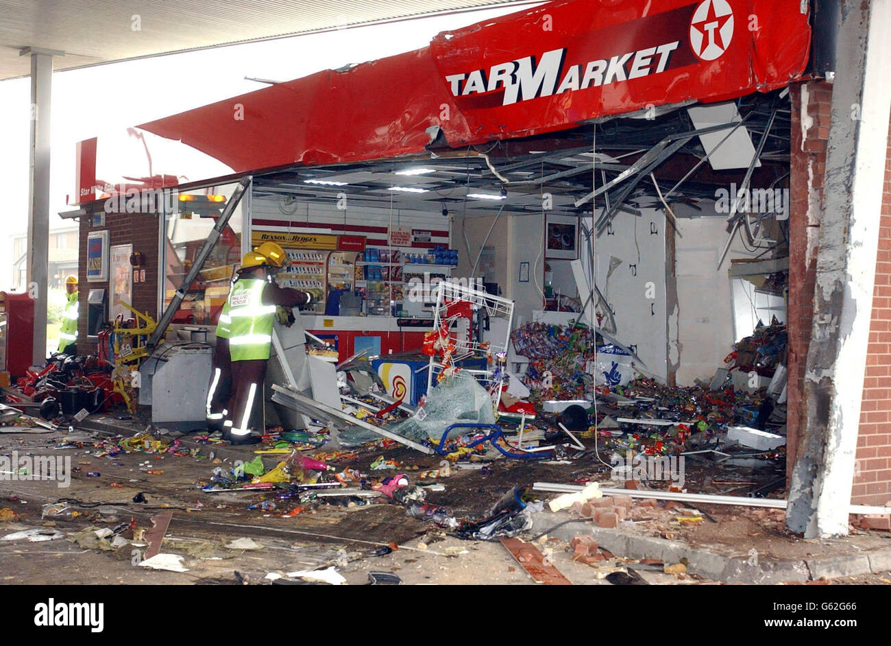 Texaco garage Lorry crash Stock Photo Alamy