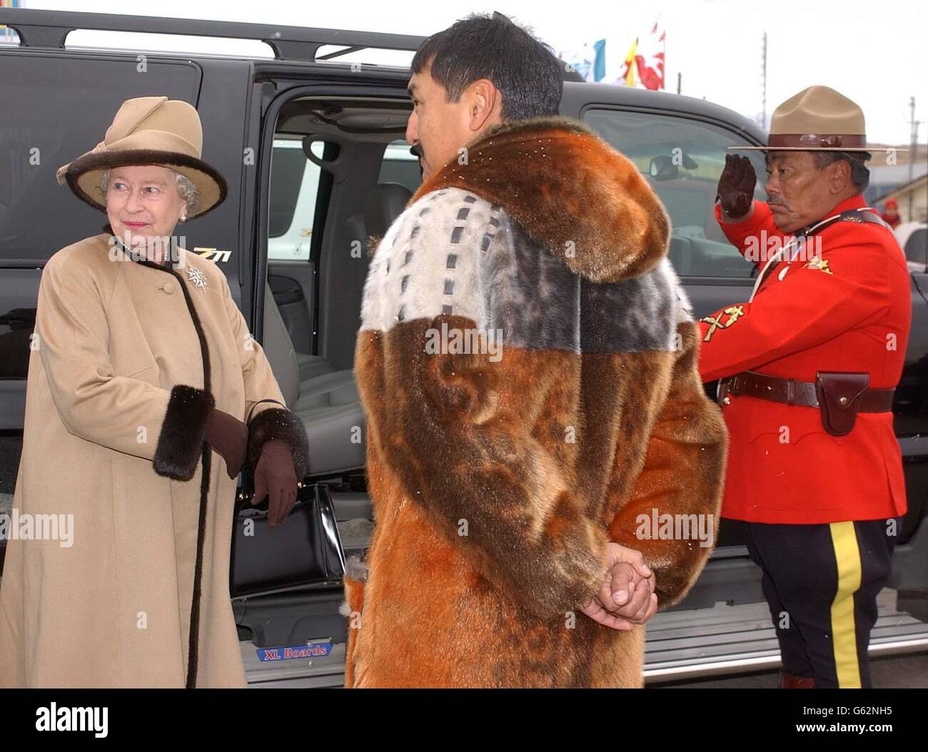 Queen Elizabeth II has the car door held open for her by a Canadian Mountie in Iqaluit, Nunavut in Canada, as she meets Paul Okalik the Government Leader for Nunavut, at the start of a two week Royal visit. Stock Photo
