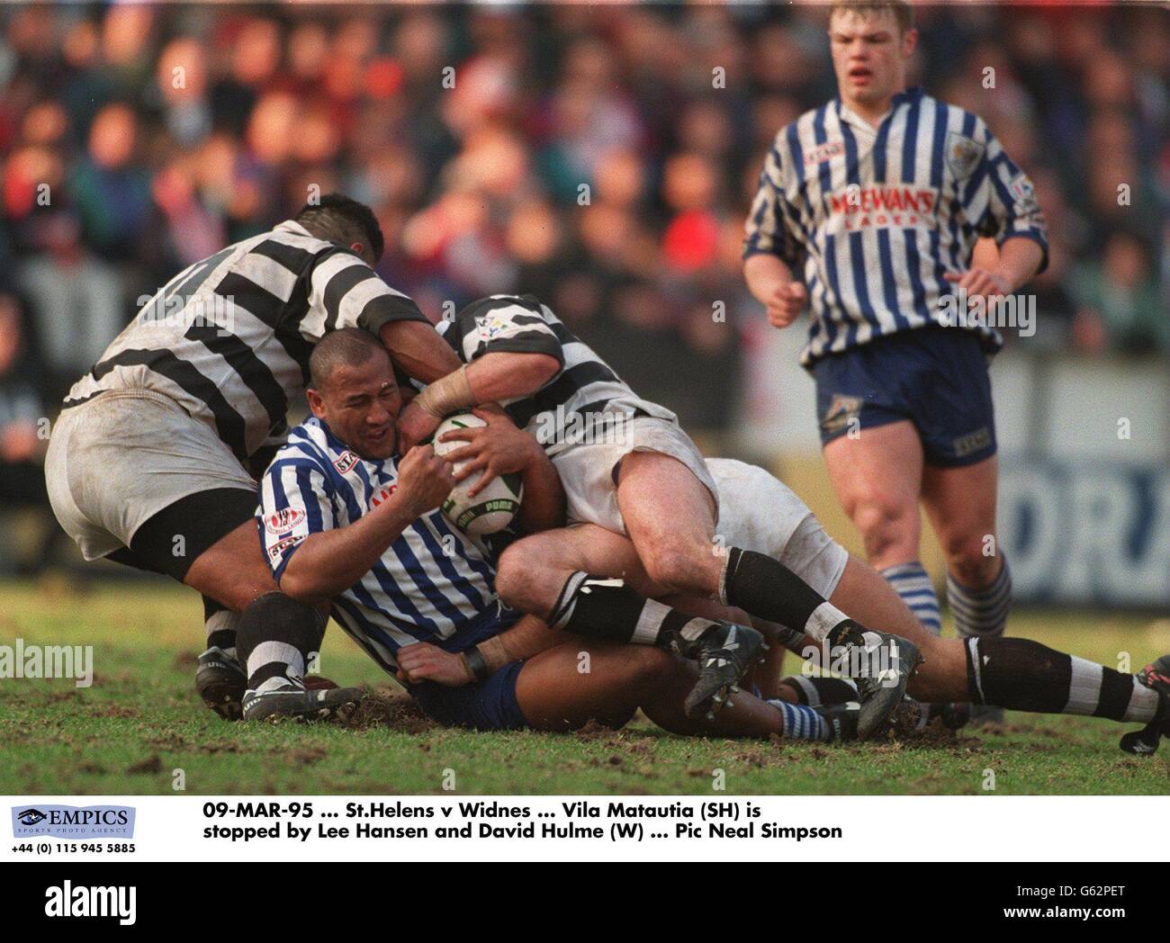 09-MAR-96 ... St Helens v Widnes ... Vila Matautia (SH) is stopped by Lee Hansen and David Hulme (W) Stock Photo