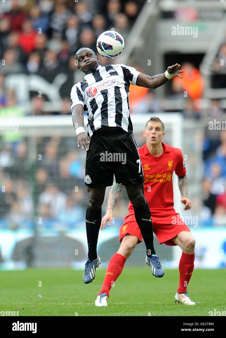 Soccer - Barclays Premier League - Newcastle United v Liverpool - St James' Park. Newcastle United's Moussa Sissoko chests the ball in mid air Stock Photo