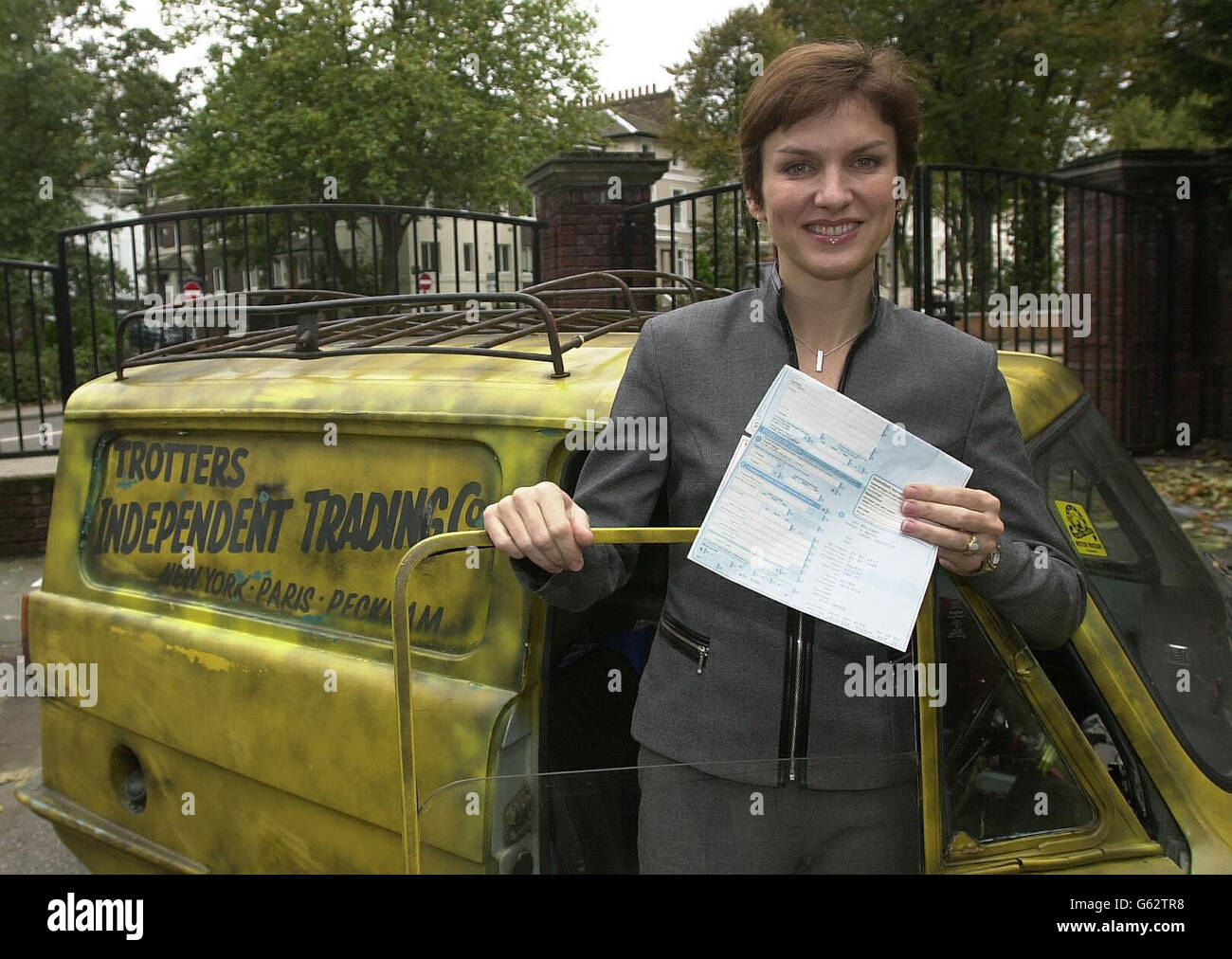Crimewatch presenter Fiona Bruce stands in front of the famous Robin Reliant van from the comedy series Only Fools and Horses, at the Metropolitan Police Stolen Vehicles Unit in north London, where she announced changes to the DVLA V5 Log Book. *...The new style log book comes into usage in February 2003, with all information being stored on a central database. Stock Photo