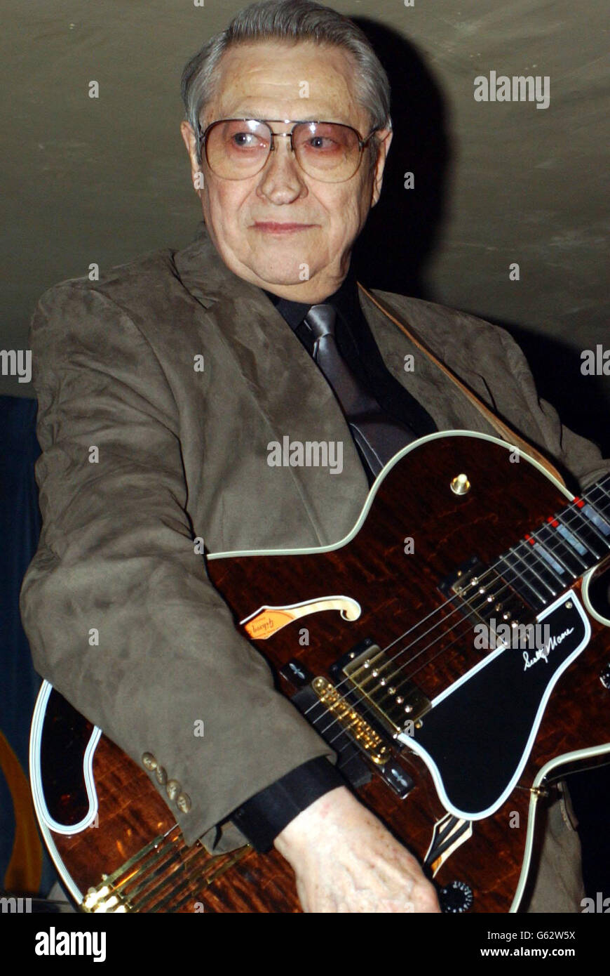 The legendary Scotty Moore - who played in Elvis's backing band - plays a set with Darren Day at Cafe de Paris in central London. Stock Photo