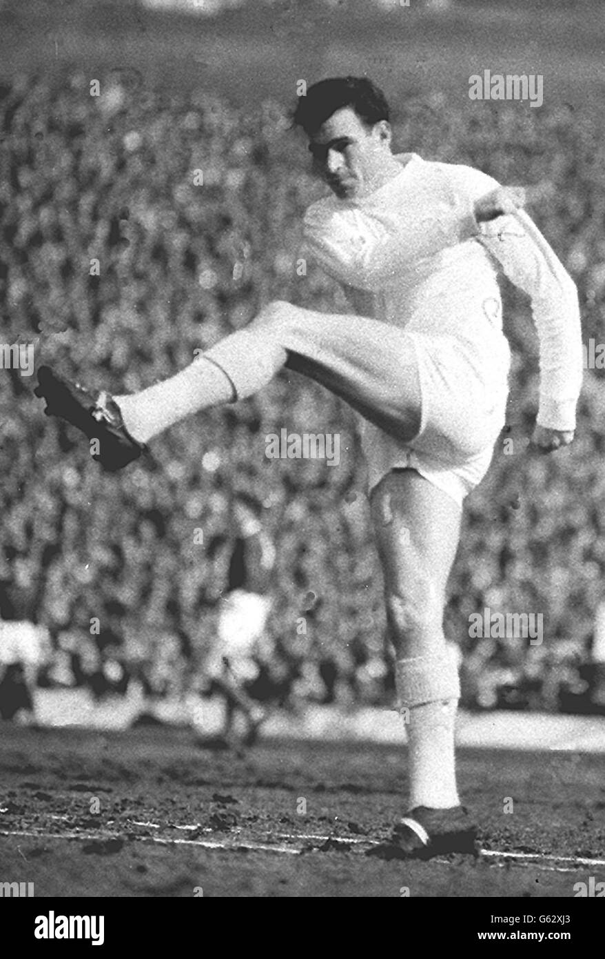 Jim Storrie playing for Leeds.. Jim Storrie, who played for Aidrie until May, 1962 when he was signed by Leeds. Stock Photo