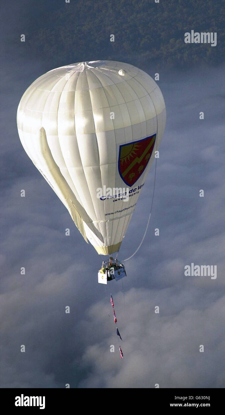 Explorer David Hempelman-Adams, 46, sets off from Allegheny County Airport, Pennsylvania, on his record-breaking attempt to cross the Atlantic in a balloon with an open wicker basket. The adventurer from Wiltshire is hoping to beat the solo world distance record of 5,340 km (3,337.5 miles) for the helium and hot-air balloon type on the dangerous crossing. Stock Photo