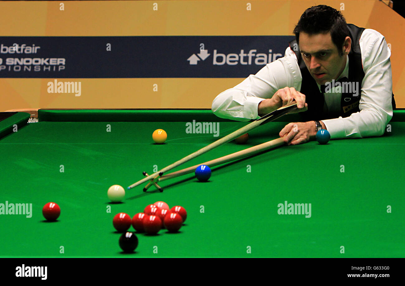 Ronnie O'Sullivan in action during his first round match against Marcus Campbell during the Betfair World Championships at the Crucible, Sheffield. Stock Photo