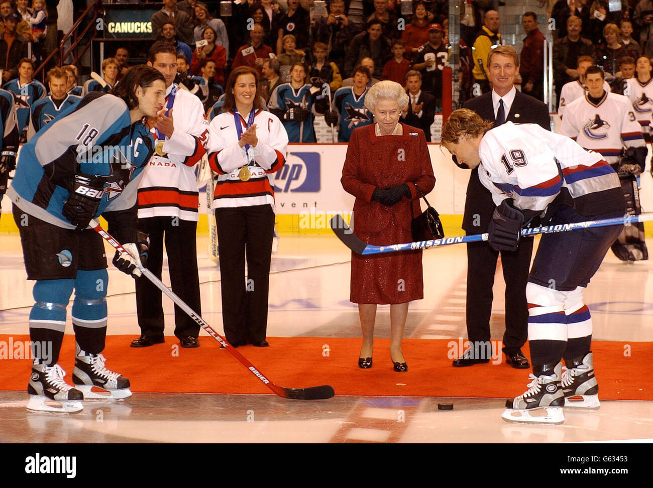 Britain's Queen Elizabeth II starts an ice hockey game between San Jose Sharks and Vancouver Canucks in Vancouver, Canada, during her two week Golden Jubilee tour of the country. *...Earlier, The Queen, and her husband, the Duke of Edinburgh, went to church at Christ Church Cathedral in Victoria followed by lunch at the Fairmont Empress Hotel where the royal couple were greeted by the Pipes and Drums of the Canadian Scottish Regiment. Stock Photo