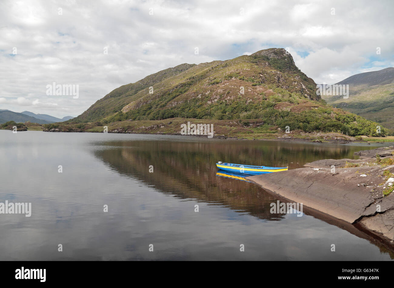 A lone paddle boat in Long Range Lake (opp Eagles Nest), Killarney National Park, Ring of Kerry, Co. Kerry, Ireland. Stock Photo