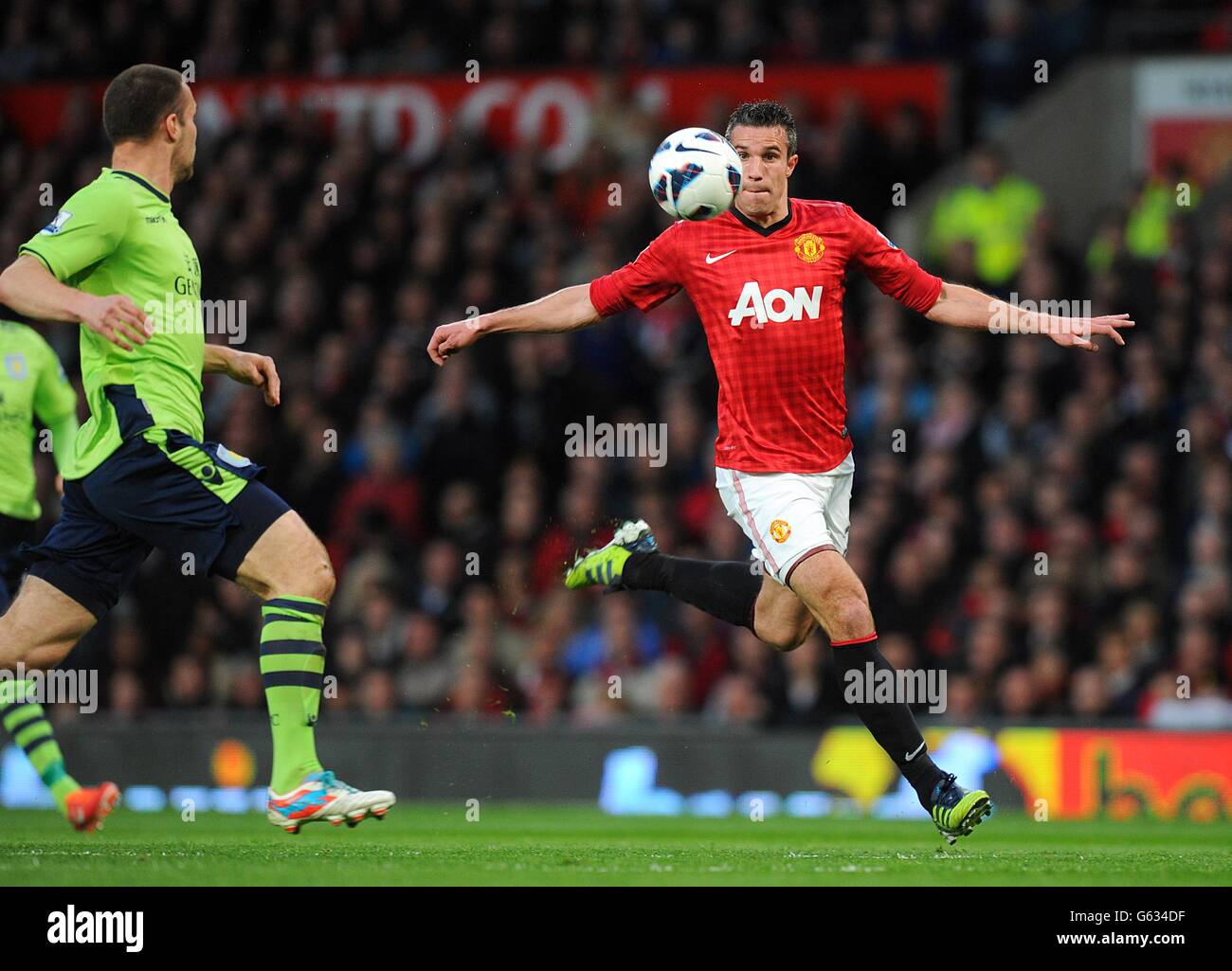 Manchester United's Robin van Persie shoots to score his team's second goal  Stock Photo - Alamy