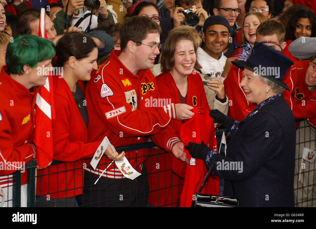 Queen Elizabeth II receives a shirt from students during a walkabout at the University of British Columbia in Canada. In a speech delivered at a lunch with prime minister Jean Chretien in Vancouver's Fairmont Hotel *...The Queen, who is on a Golden Jubilee tour of the country, praised Canada as a much respected global player, major economic force, valued Commonwealth leader and great country. See PA story ROYAL Canada. PA Photo: Kirsty Wigglesworth. Stock Photo