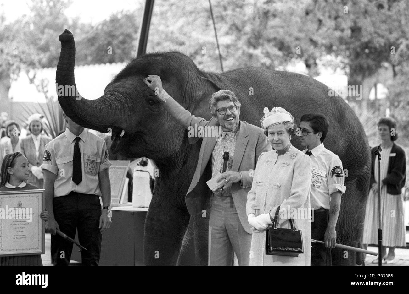 Rolf Harris and Queen Elizabeth II - London Zoo Stock Photo