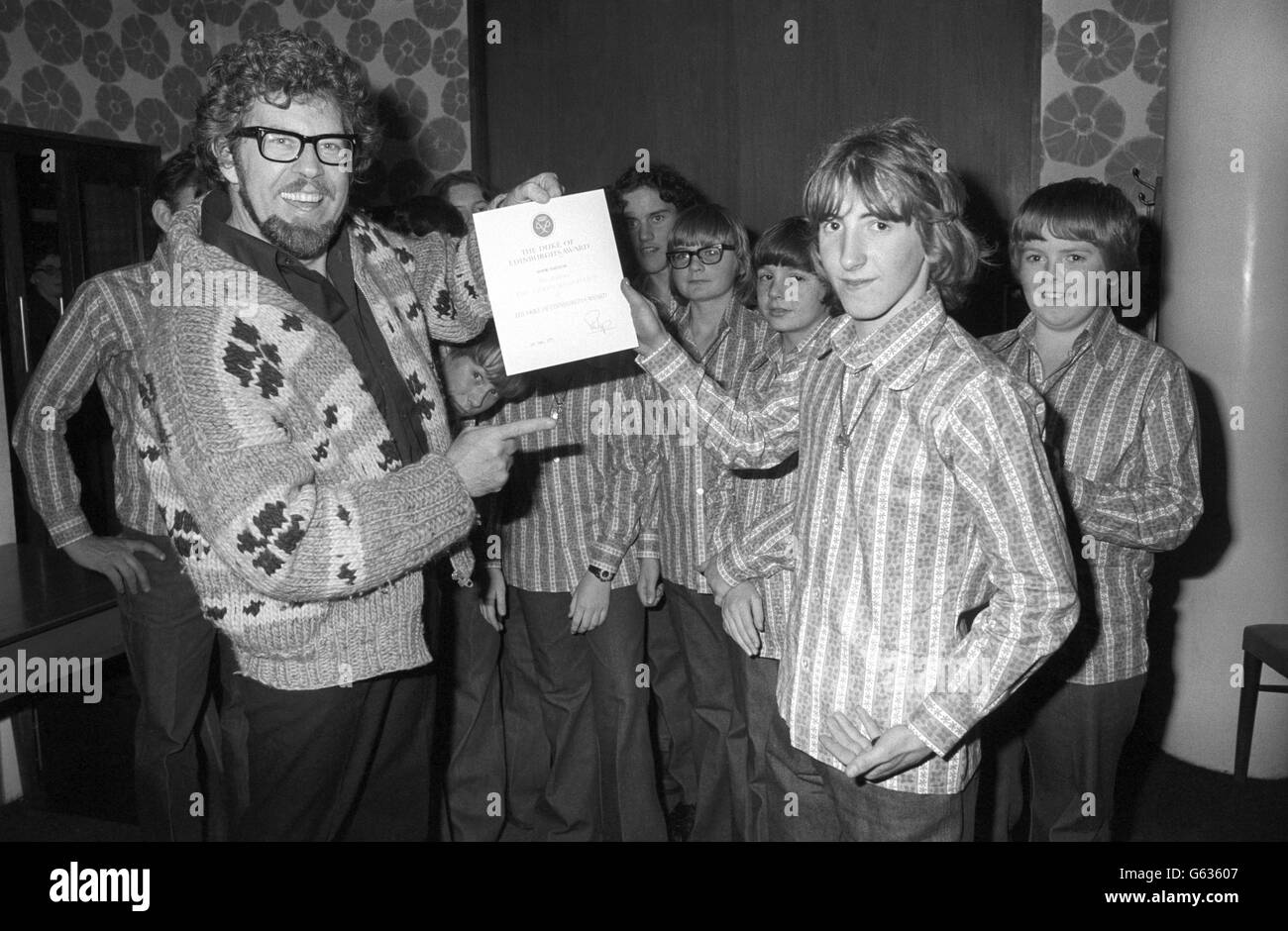 Australian entertainer Rolf Harris presenting the Duke of Edinburgh Award Scheme silver award to Raymond Newbigging, 17, of Glasgow, who was one of the 14 members of a Venture Scouts' religious folk music group he met at Baden-Powell House, the Scouts Association's headquarters in Kensington. The group, based in Ratho, Midlothian, will be performing at Folk Fest 7, the International Scout and Guide Folk Music Festival, to be compered by Rolf Harris at the Royal Albert Hall. Stock Photo