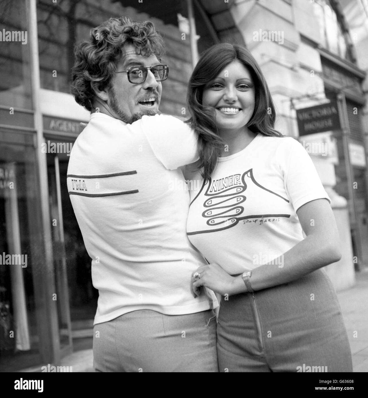 Miss Australia, Karen Pini, and her compatriot Rolf Harris outside Australia House in London's Strand, where they handed over a T-shirt designed by Rolf for the Niner Club, founded by British musician Bill McGuffie. The aim of the club, of which Karen is an honorary member, is to organise functions to raise money for autistic children. Stock Photo