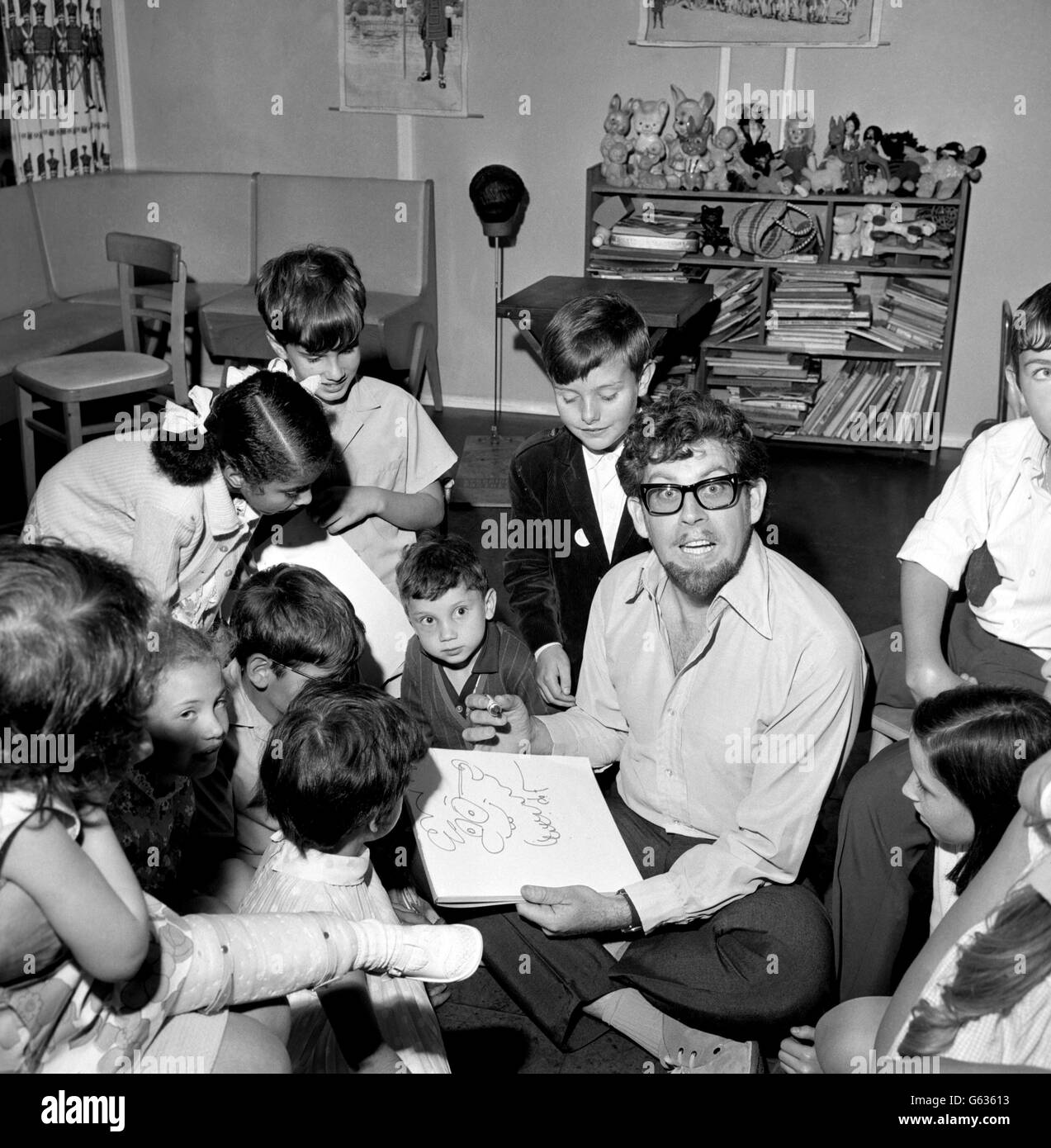Australian entertainer Rolf Harris during a visit to the Tiny Tim Play Centre for Handicapped Children. Rolf entertained the children at the centre at St Helens Gardens, North Kensington, London, with his sketch block artistry. Stock Photo
