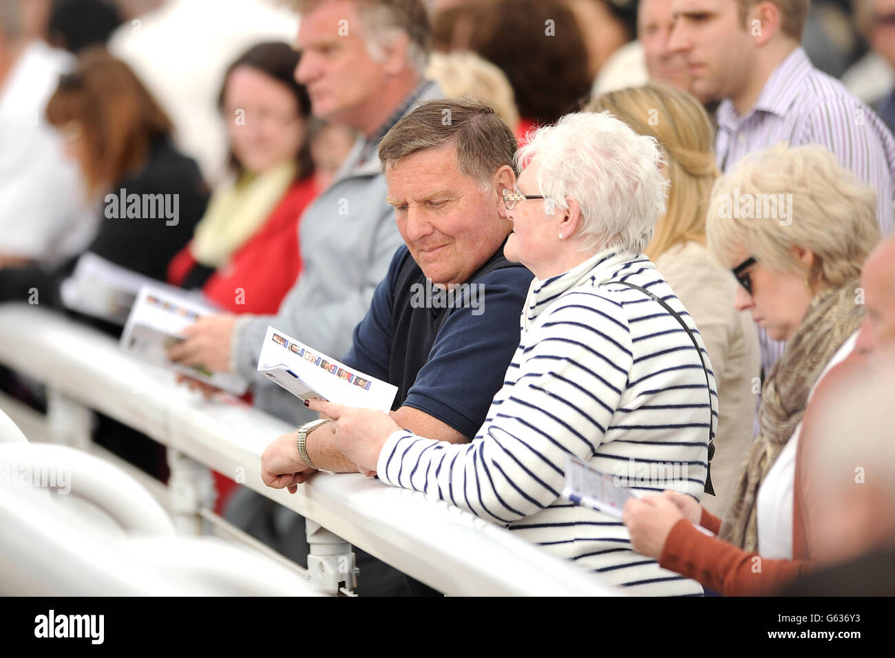 Horse Racing - Investec Spring Meeting - Epsom Downs Racecourse. Racegoers enjoy the action at Epsom Downs Racecourse Stock Photo