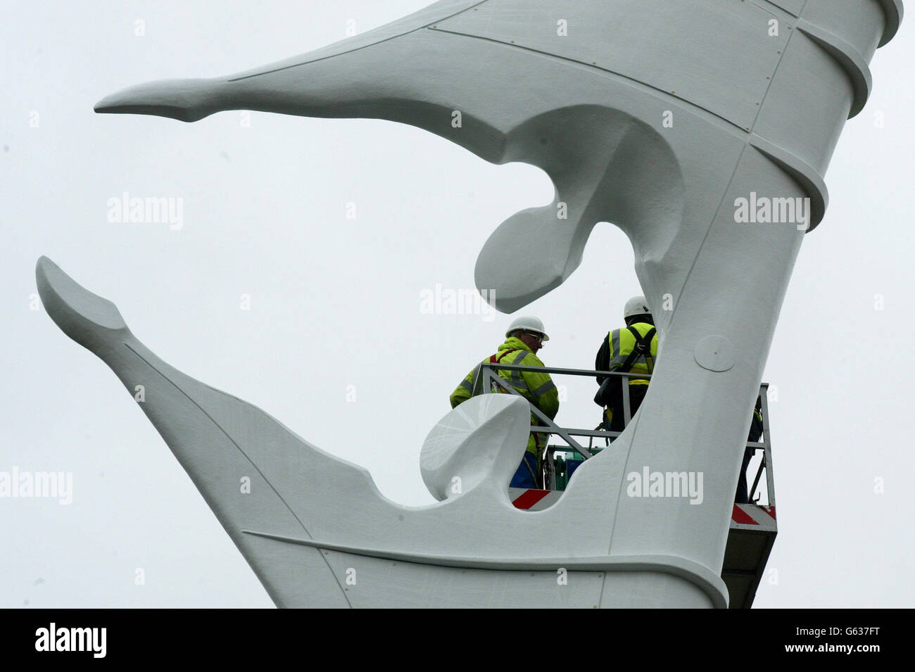 Artist, Stephen Broadbent's sculpture 'encounter' is erected on a