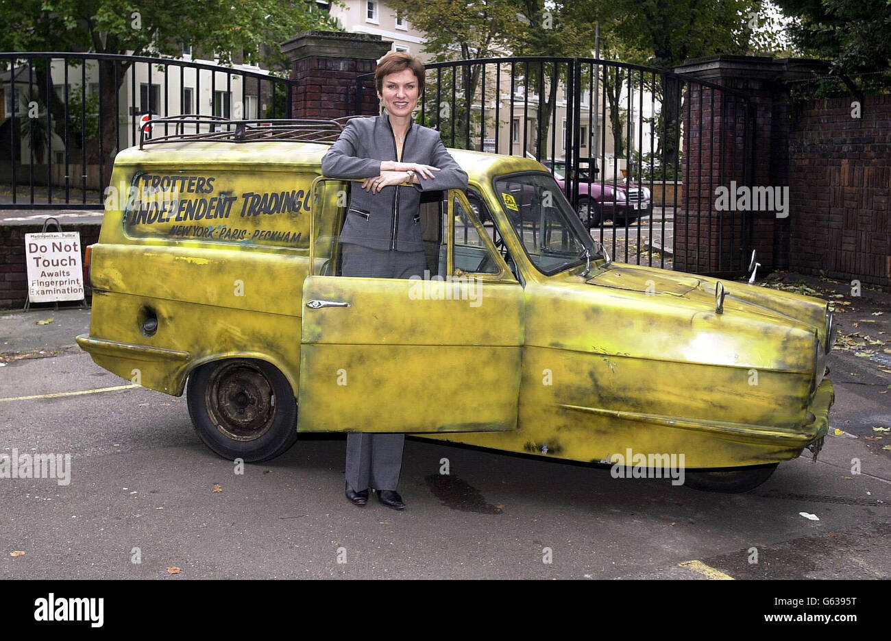 Crimewatch presenter Fiona Bruce stands in front of the famous Robin Reliant van from the comedy series Only Fools and Horses, at the Metropolitan Police Stolen Vehicles Unit in north London, where she announced changes to the DVLA V5 Log Book. *...The new style log book comes into usage in February 2003, with all information being stored on a central database. Stock Photo