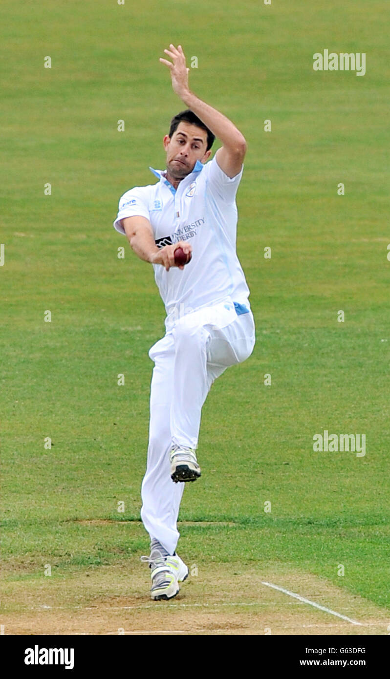 Cricket - LV= County Championship Division One - Day Two - Derbyshire v Nottinghamshire - The County Ground. Derbyshire's Tim Groenewald bowls during the LV= County Championship, Division One match at the County Ground, Derby. Stock Photo