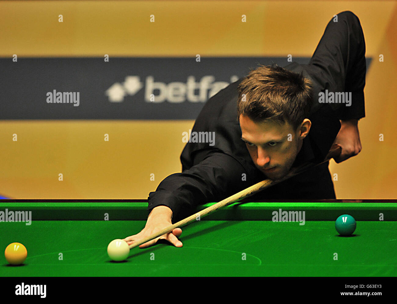 Judd Trump in action during his quarter final match against Shaun Murphy during the Betfair World Championships at the Crucible, Sheffield. Stock Photo