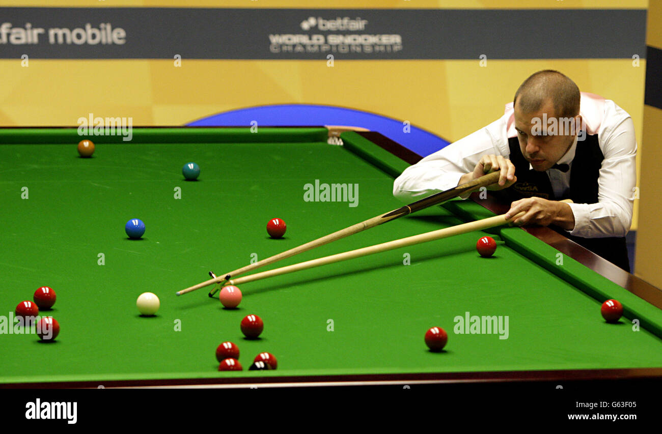 Barry Hawkins in action during his quarter final match against Ding Junhui during the Betfair World Championships at the Crucible, Sheffield. Stock Photo