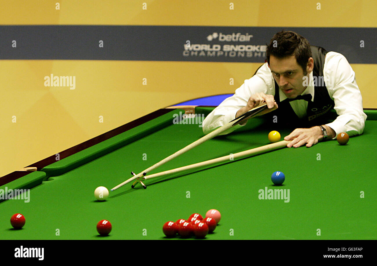 Ronnie O'Sullivan in action during his quarter final match against Stuart Bingham during the Betfair World Championships at the Crucible, Sheffield. Stock Photo