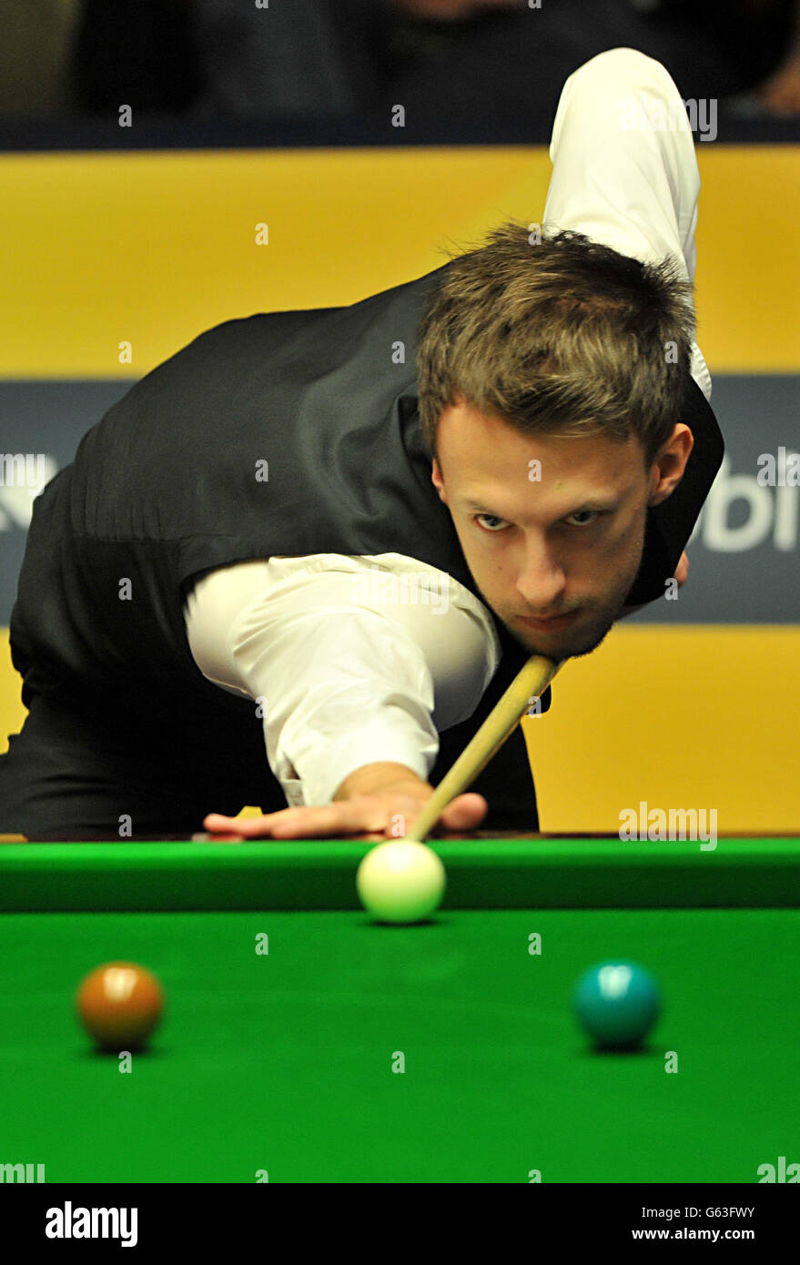 Judd Trump in action during his quarter final match against Shaun Murphy during the Betfair World Championships at the Crucible, Sheffield. Stock Photo