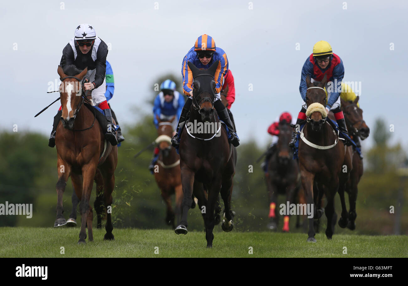 Mft Racing 000 guineas trial leopardstown racecourse hi-res stock photography and ...
