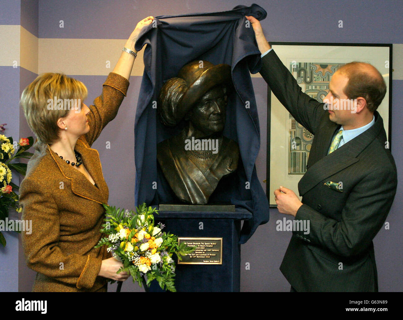 Prince Edward, Earl of Wessex and his wife Sophie, Countess of Wessex, unveil a statue of Queen Elizabeth, the Queen Mother, at St Mary's Hospital. * The statue is the last likeness taken of the Queen Mother, completed by sculptor Vivien Mallock four days before her death on March 30, 2002. Stock Photo
