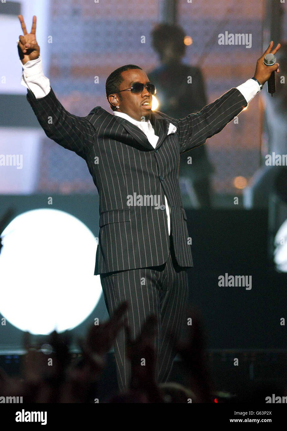 Rap celebrity presenter gestures peace sign victory sign lwn101102
