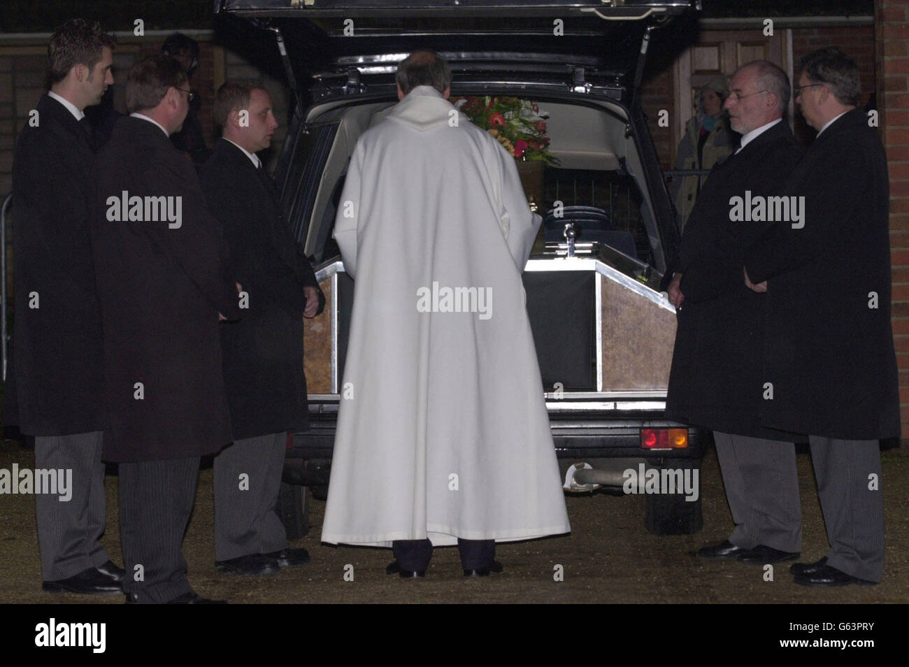 The coffin of Myra Hindley, arrives for her funeral service in the East Chapel of Cambridge Crematorium. A small private service will be held before the body is cremated and the ashes will be collected by representatives from the prison service. Stock Photo