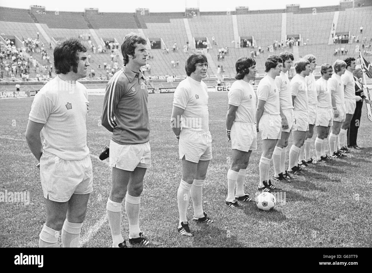 England team line-up (l-r) Gerry Francis, Ray Clemence, Stuart Pearson, Kevin Keegan, Trevor Cherry, Mick Channon, Colin Todd, Phil Thompson, Mick Mills, Jimmy Greenhoff and Trevor Brooking. Also pictured far right is England mascot Ken Bailey (with flag). Stock Photo