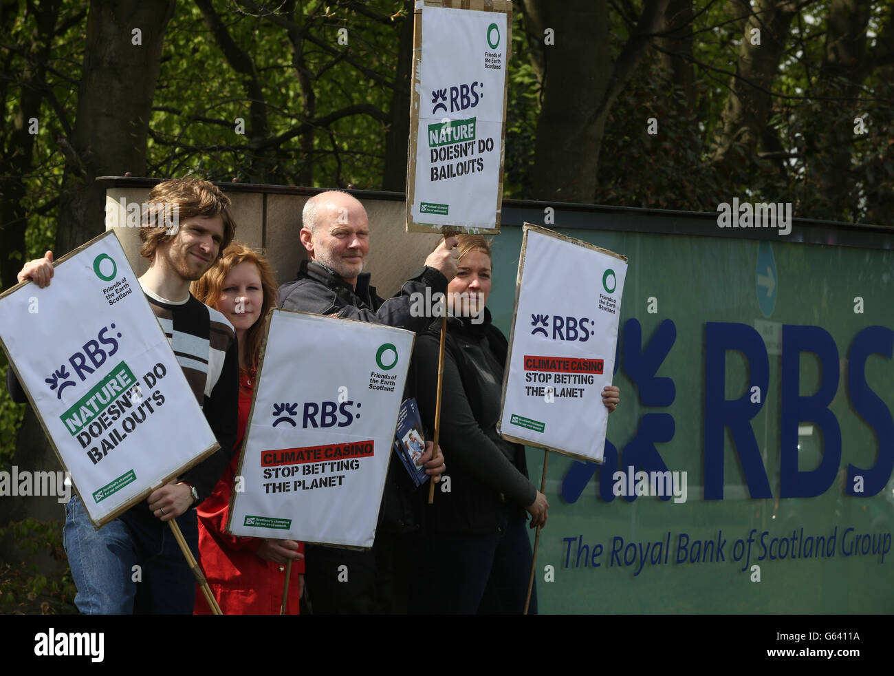 Friends of the Earth protesters outside the AGM of the Royal Bank of Scotland in Gogarburn, Edinburgh. Stock Photo