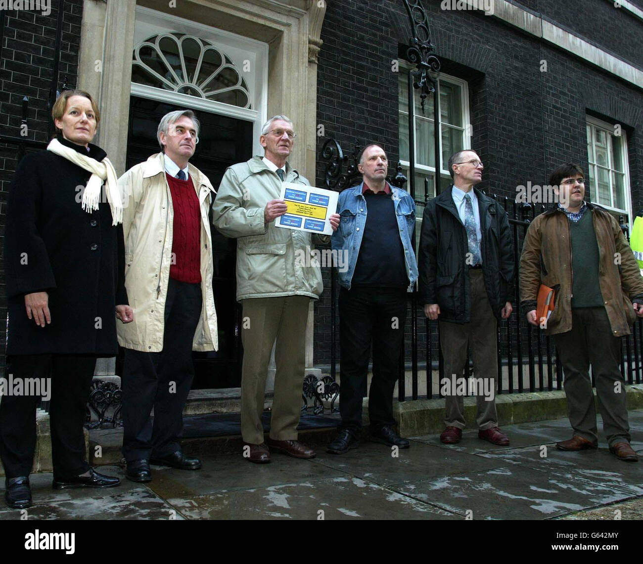 (From L-R) Carol Barbone of Stop Stansted Expansion, John McDonnell Labour MP of Heathrow, Norman Mead, Chairman of Stop Stansted Airport Campaign, John Stewart Chairman Heathrow HACAN, Roger Wood Committee member of LADACAN Luton and James Drewer. * ... also of Stop Stansted Expansion, standing outside no.10 Downing Street, central London, with their petition to hand into the Prime Minister, against the expansion of Stansted airport in Essex. Hundreds of protesters earlier marched through London to demonstrate against airport expansion in the UK. Adding an extra three runways at Stansted Stock Photo