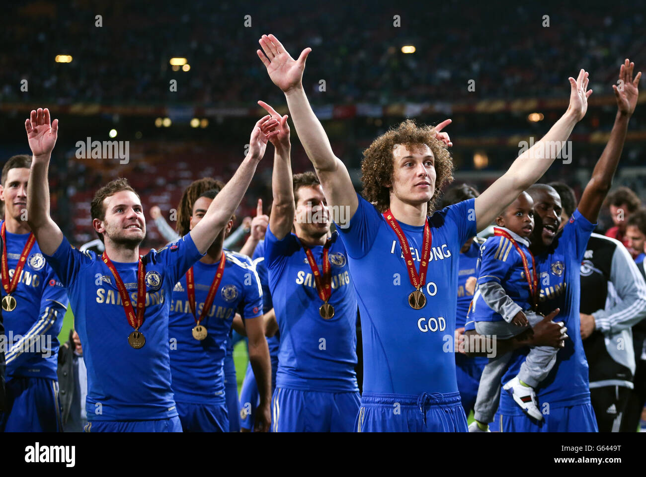 L-R: Chelsea's Fernando Torres, Juan Mata, Ashley Cole, Cesar Azpilicueta, David Luiz and Ramires celebrate at the final whistle Stock Photo