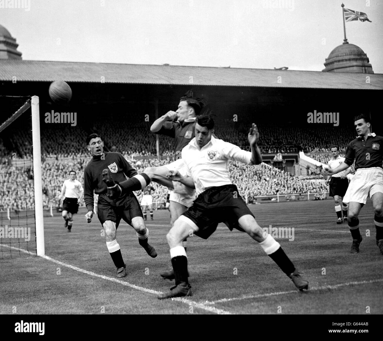 Blackpool v Manchester United FA Cup Final 24/04/48. E.Shinwell (white shirt) Blackpool rightback, and Charlie Mitten (blue shirt) Manchester United outside left tussel for the ball at Wembley. Stock Photo