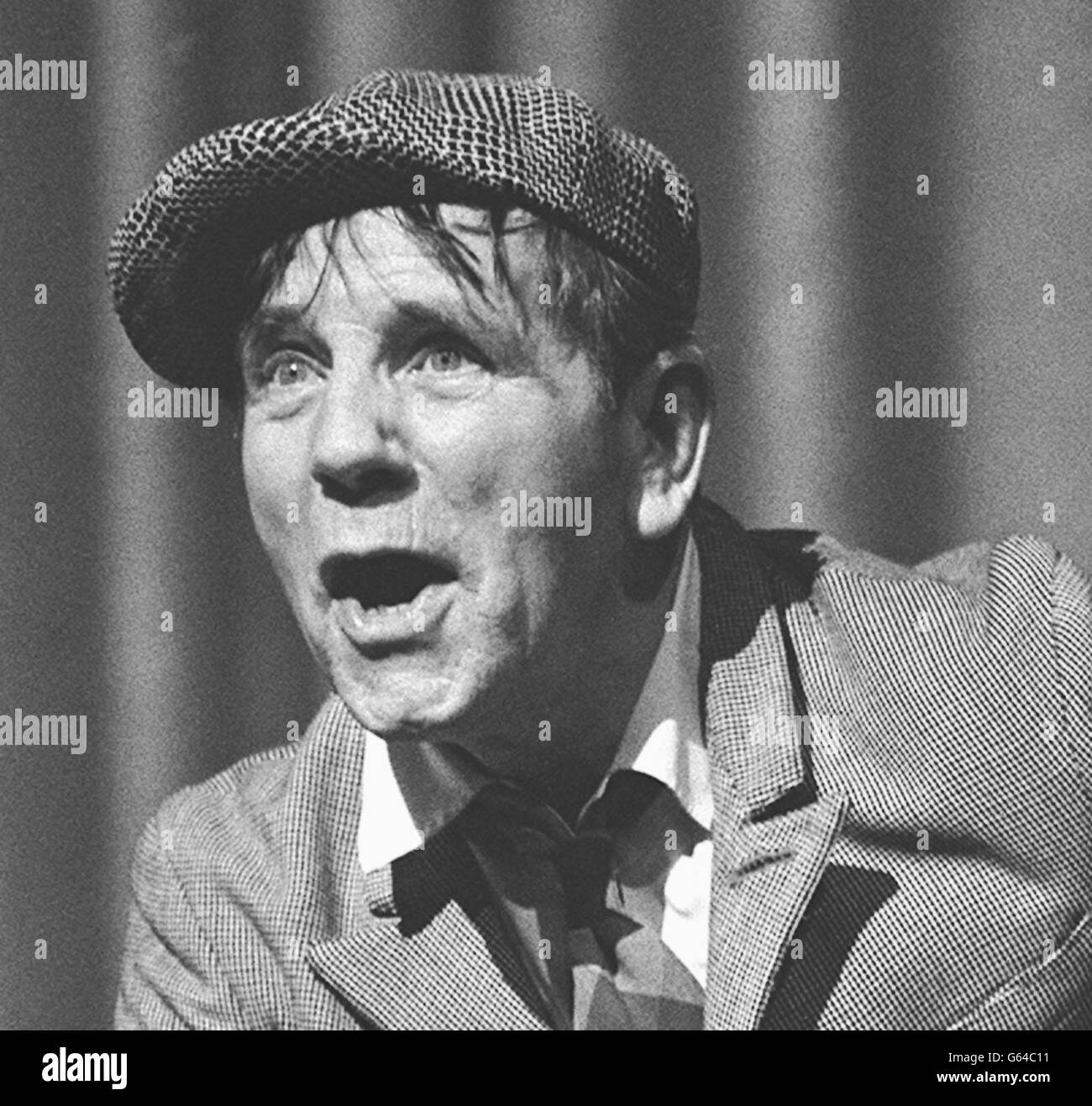 Comedian and actor Norman Wisdom. * 27/5/1992: veteran entertainer Norman Wisdom who celebrates his 75th birthday on Saturday 4.2.95 6/6/2000: Sir Norman Wisdom who will be at London's Buckingham Palace later Tuesday June 6, 2000, to receive his Knighthood. Sir Norman, 85, famous for playing the downtrodden little man in a cloth cap and ill-fitting suit, is thought to be a favourite of the Queen and the 99-year-old Queen Mother Stock Photo
