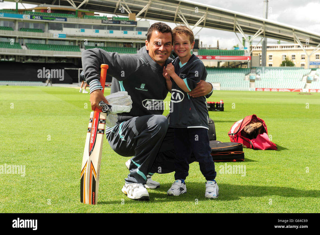 Cricket - Yorkshire Bank 40 - Surrey v Durham - Kia Oval. The Surrey match day mascot with Zander de Bruyn Stock Photo