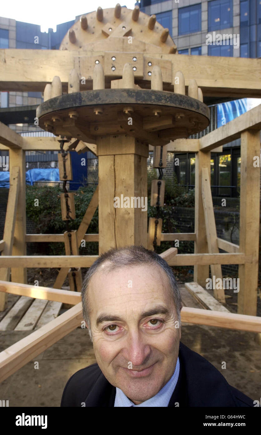 Actor Tony Robinson from the archaeological television programme Time Team, in front of a 12ft replica of a Roman water lifting machine, at the Museum of London. *..The machine was replicated from the remains of two such devices, found in the City of London last year, and will bring new insight into Roman Britain. Stock Photo
