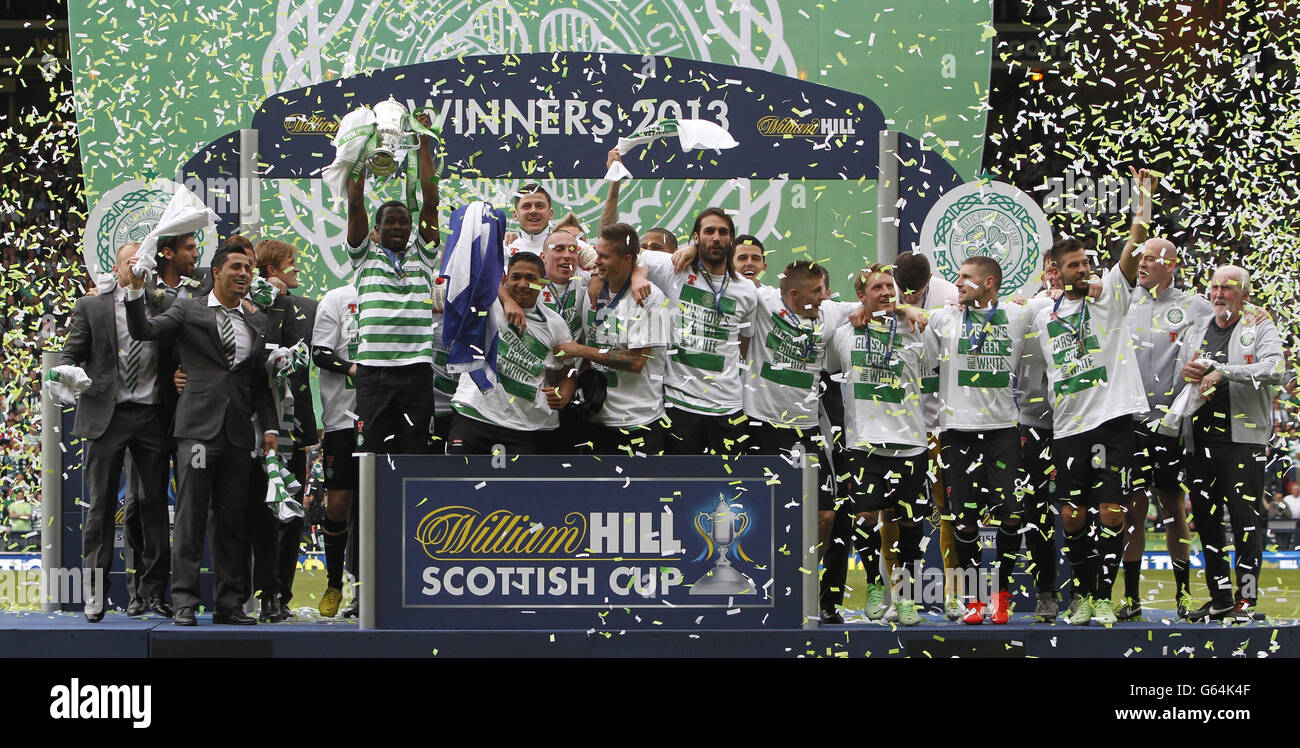 Soccer - William Hill Scottish Cup Final - Hibernian v Celtic - Hampden Park. Celtic players lift the cup after winning the William Hill Scottish Cup Final at Hampden Park, Glasgow. Stock Photo