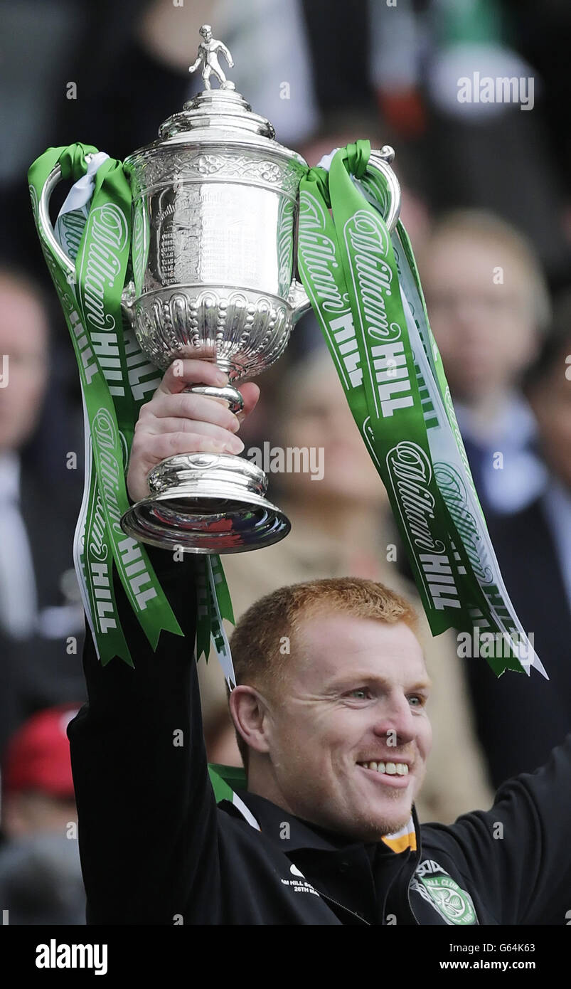 Soccer - William Hill Scottish Cup Final - Hibernian v Celtic - Hampden Park. Celtic Manager Neil Lennon lifts the cup after winning the William Hill Scottish Cup Final at Hampden Park, Glasgow. Stock Photo