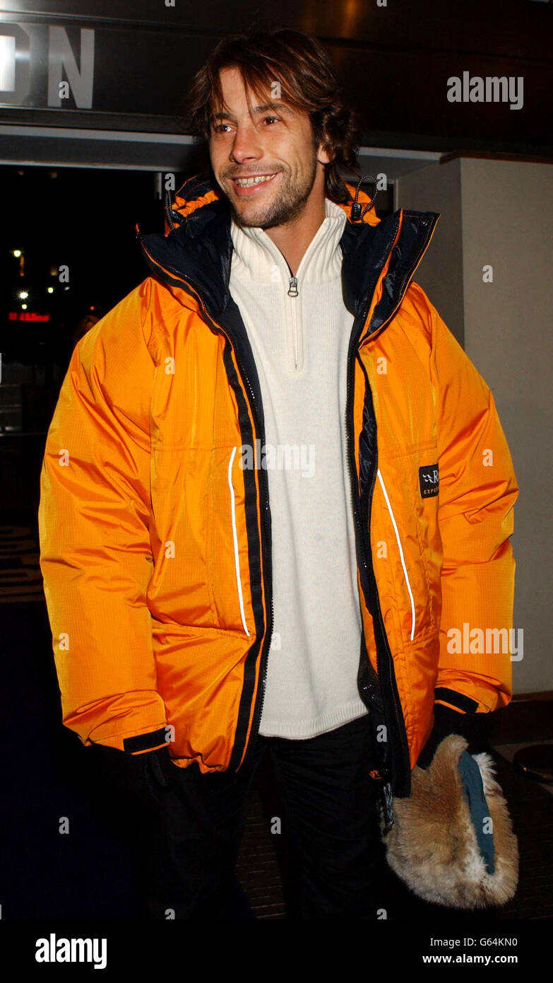Jamiroquai frontman Jay Kay arriving at the Odeon Leicester Square, London,  for the UK premiere of Lord of the Rings: The Two Towers Stock Photo - Alamy