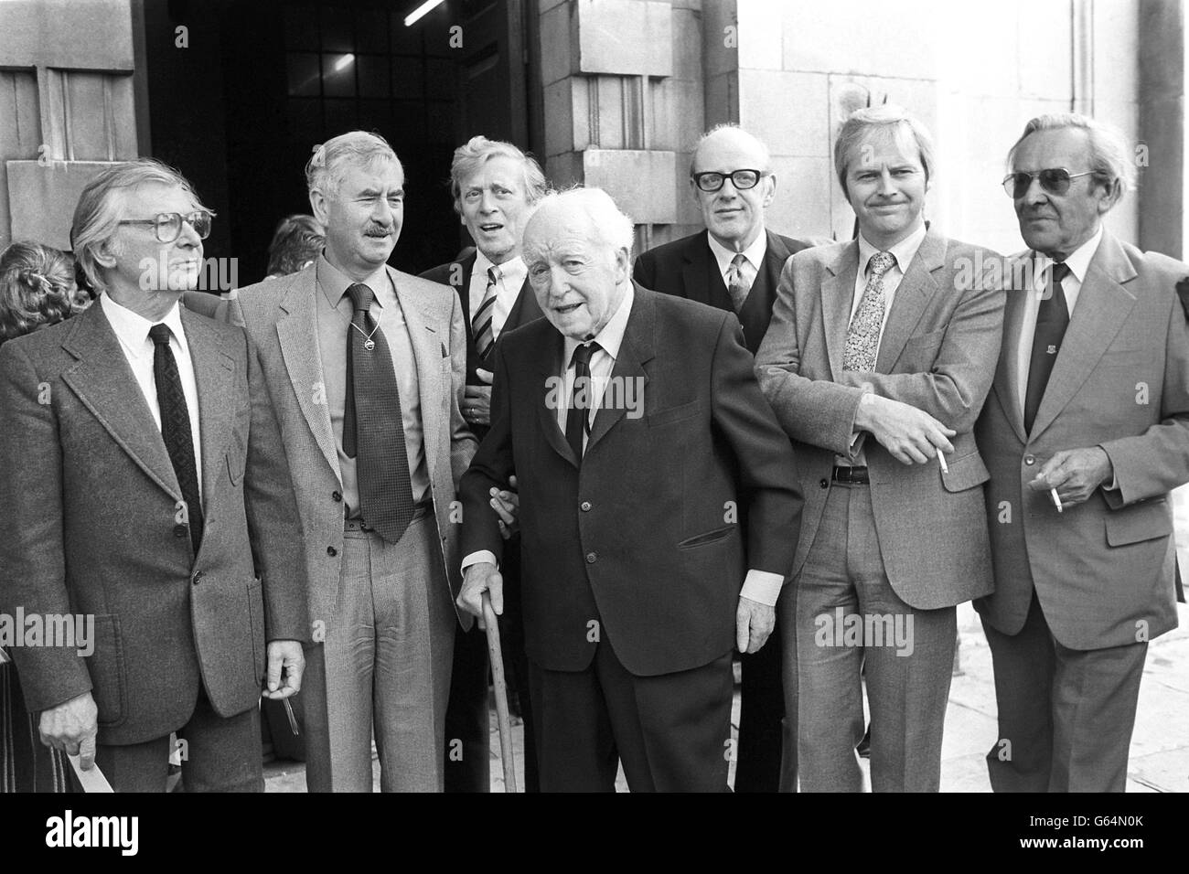 The cast of Dad's Army at St Martin-in-the-Fields, following a memorial service for Arthur Lowe, who played Captain Mainwaring. (l-r) Clive Dunn, Bill Pertwee, writer Jimmy Perry, Arnold Ridley, Frank Williams, Ian Lavender and John Le Mesurier. Stock Photo