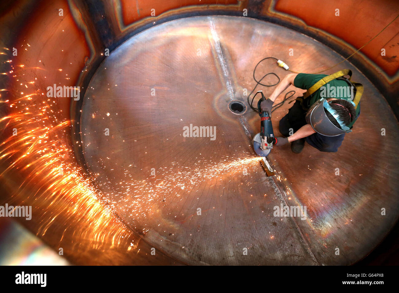 Coppersmith Sean Russell from Diageo owned Abercrombie Coppersmiths in Alloa works on a new copper still. Stock Photo